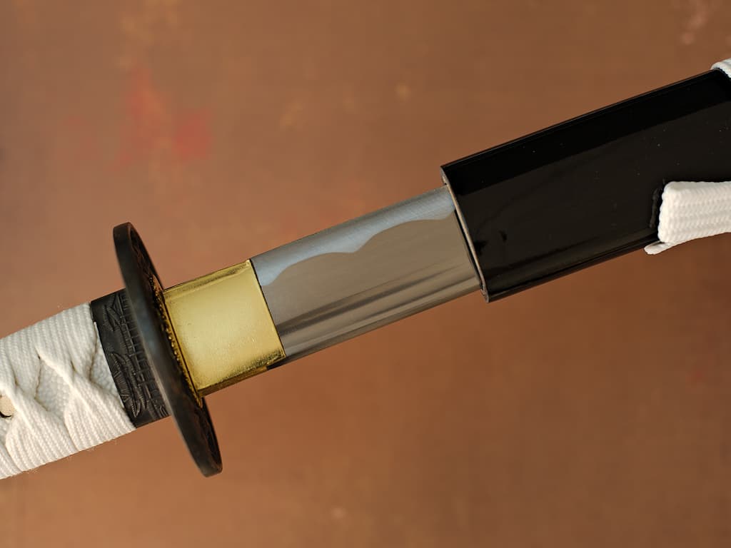 Mù-jīn, sharpened wakizashi wood (mù, 木) metal (jīn, 金): detail of the blade emerging from its scabbard (saya) Ikigaï, sharpened katana (生き甲斐 raison d'être, meaning of life) #Terressens