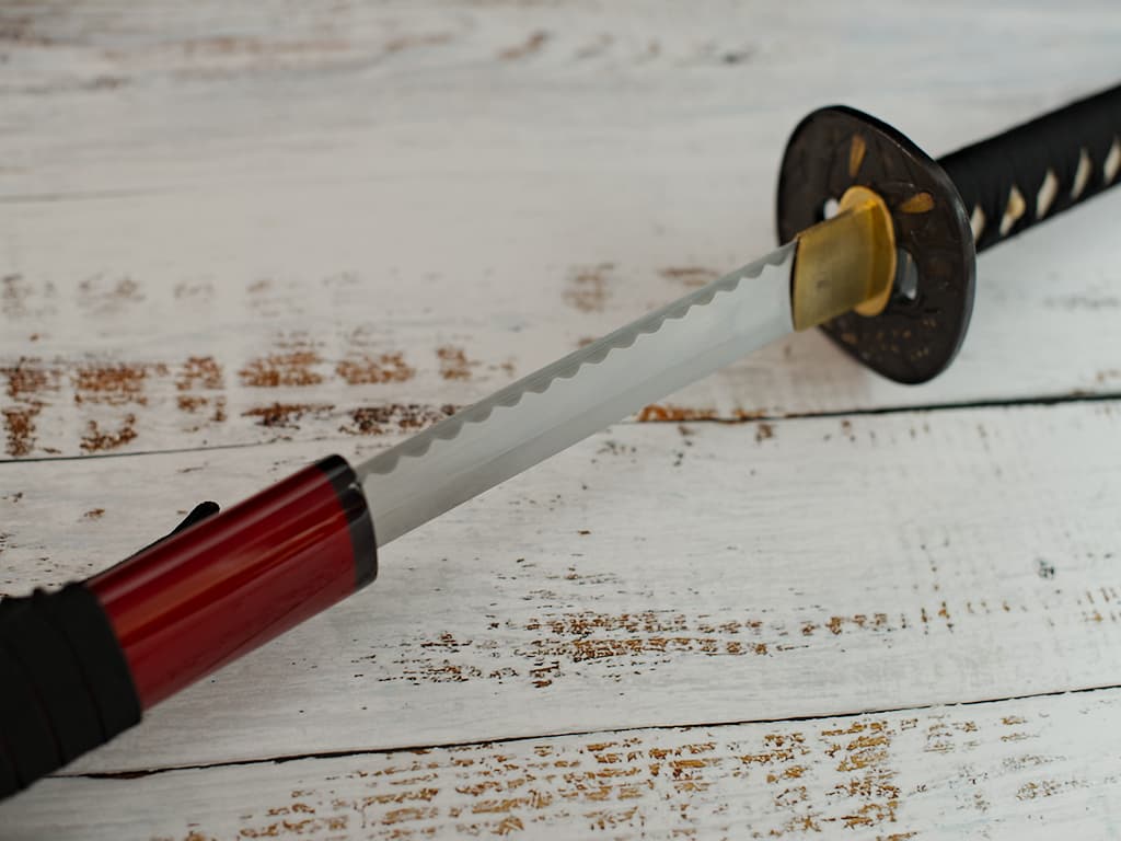 Katana sharpened "ikazuchi" (雷 lightning, thunder), Shihomizue forge, selective tempering, red and black #Terressens Katana sharpened "ikazuchi" (雷 lightning, thunder), Shihomizue forge, selective tempering, red and black #Terressens