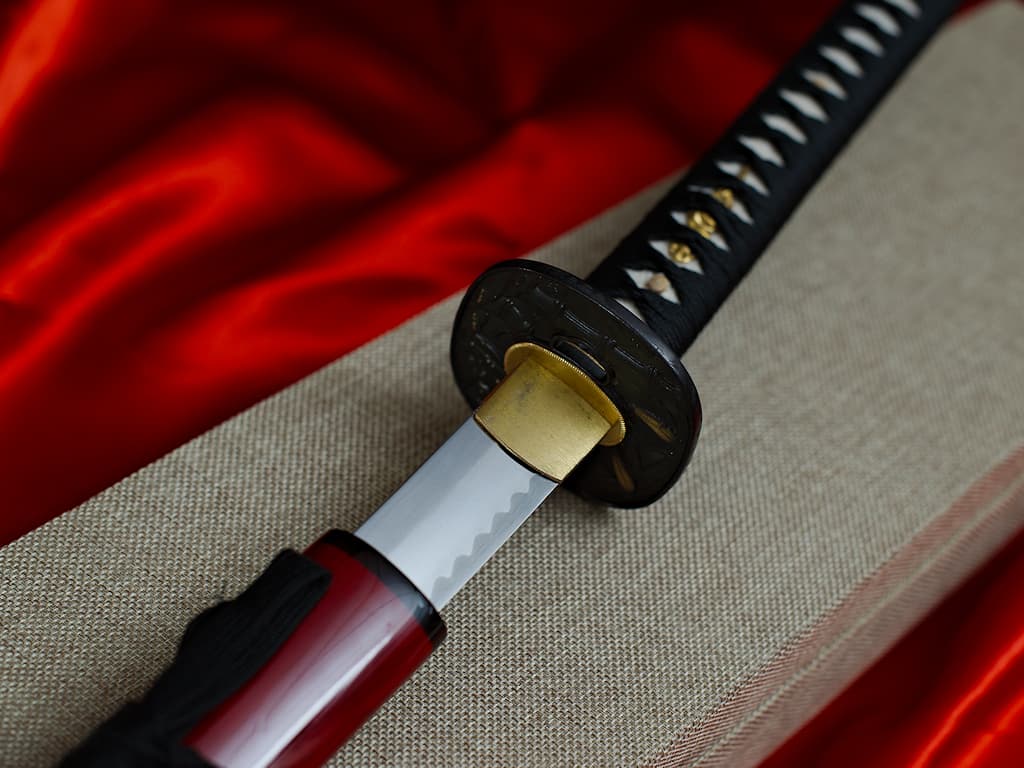 Katana sharpened "ikazuchi" (雷 lightning, thunder), Shihomizue forge, selective tempering, red and black #Terressens Katana sharpened "ikazuchi" (雷 lightning, thunder), Shihomizue forge, selective tempering, red and black #Terressens