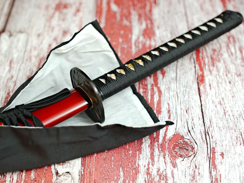 Katana sharpened "ikazuchi" (雷 lightning, thunder), Shihomizue forge, selective tempering, red and black #Terressens Katana sharpened "ikazuchi" (雷 lightning, thunder), Shihomizue forge, selective tempering, red and black #Terressens