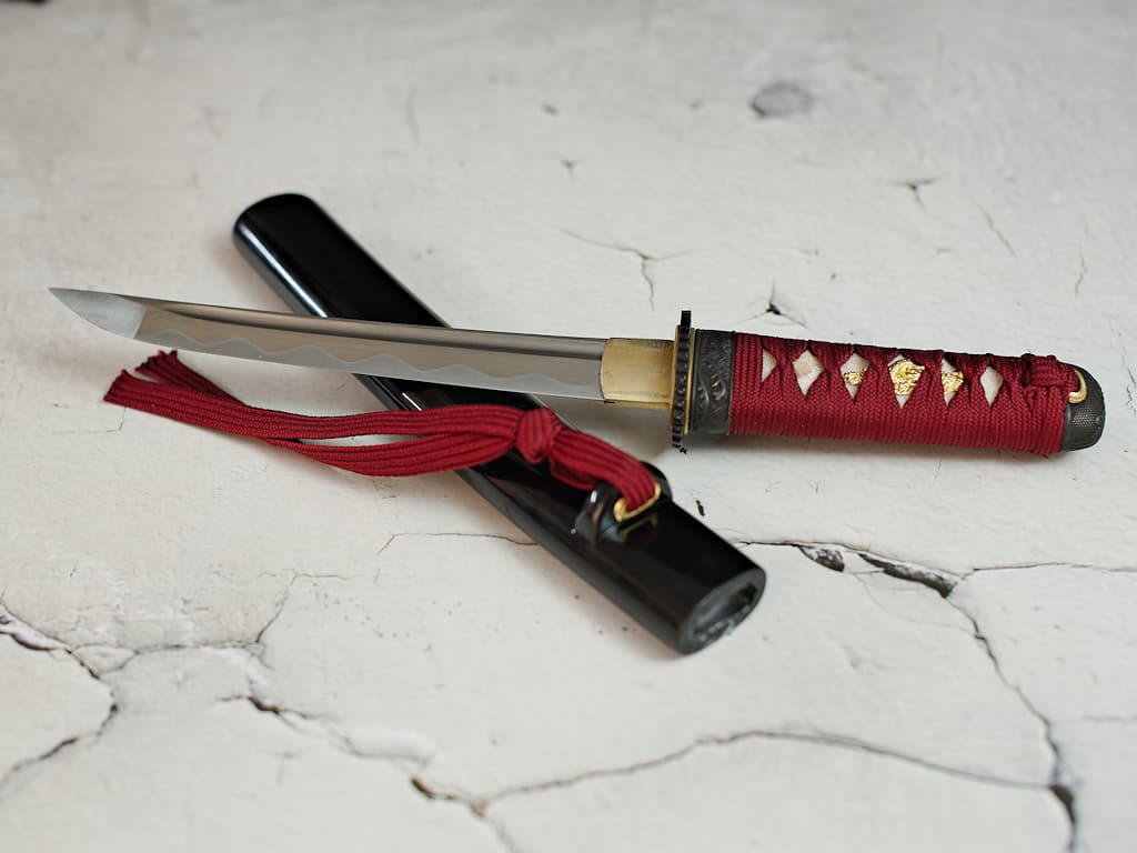 Tantō sharpened forge Damascus "Ketsueki" (血液, blood), red braids #Terressens Tantō sharpened forge Damascus "Ketsueki" (血液, blood), red braids #Terressens