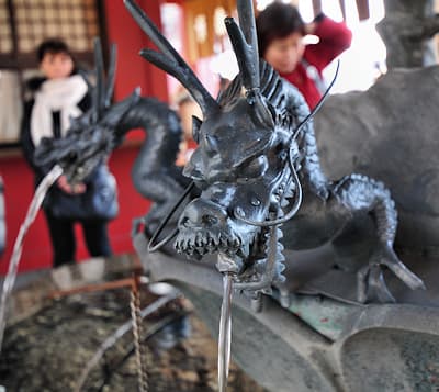 Dragon fountain, Senso-Ji Buddhist temple, Tokyo, Japan (Photo: Philippe Contal, 2012)