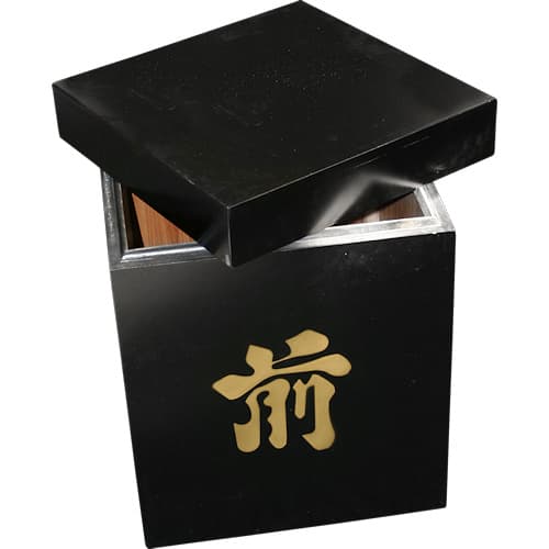 Red samurai armor assembly: box containing armor, wooden skeleton Red samurai armor assembly: box containing armor, wooden skeleton