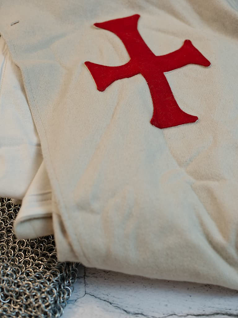 Templar tabard bearing the red cross of the Order of the Temple, with gauntlet and Templar black helmet Templar cape #Terressens