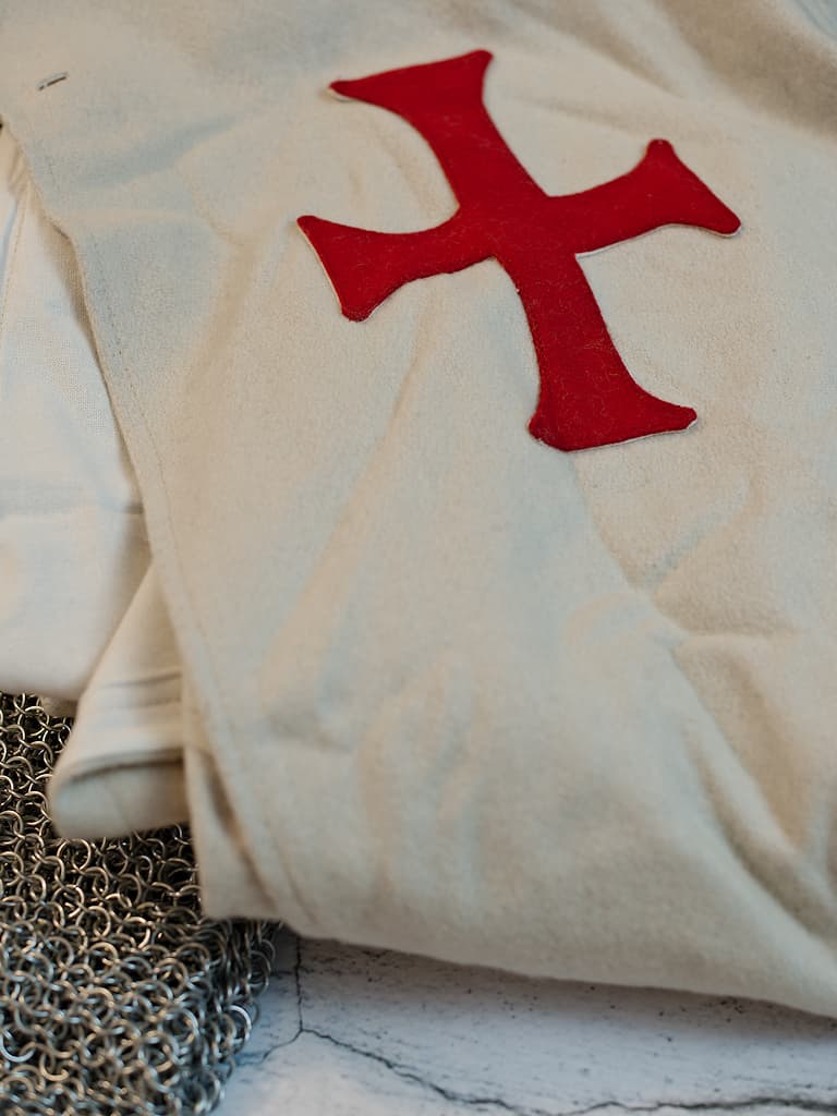 Templar tabard bearing the red cross of the Order of the Temple, with gauntlet and Templar black helmet Templar cape #Terressens