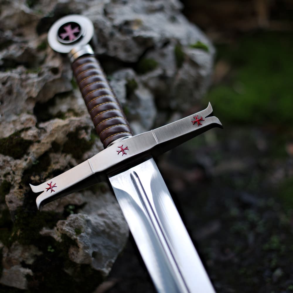 Épée templière de décoration avec croix rouges et support chevaux