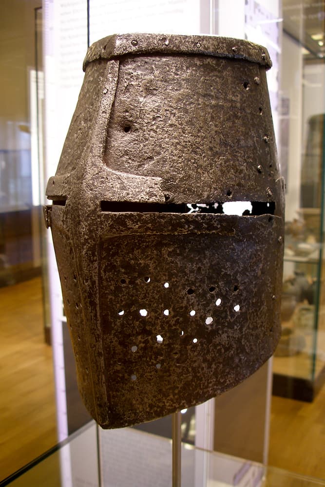 Grand heaume germanique présenté au musée de Berlin (photo : Thom Quine, 2009)